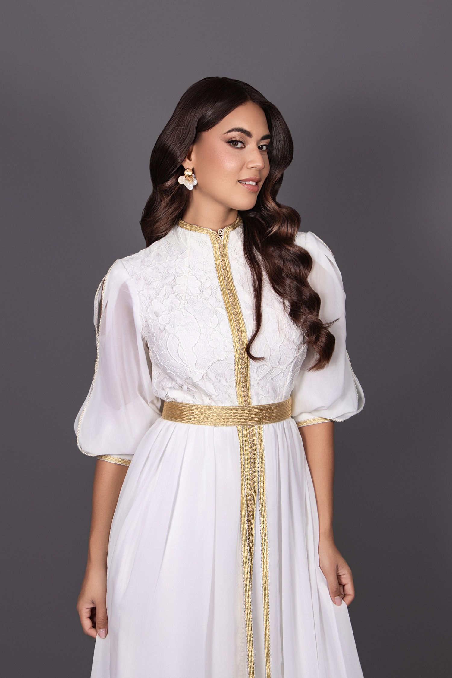 Caftan Blanc & Doré – Élégance et Raffinement Marocain