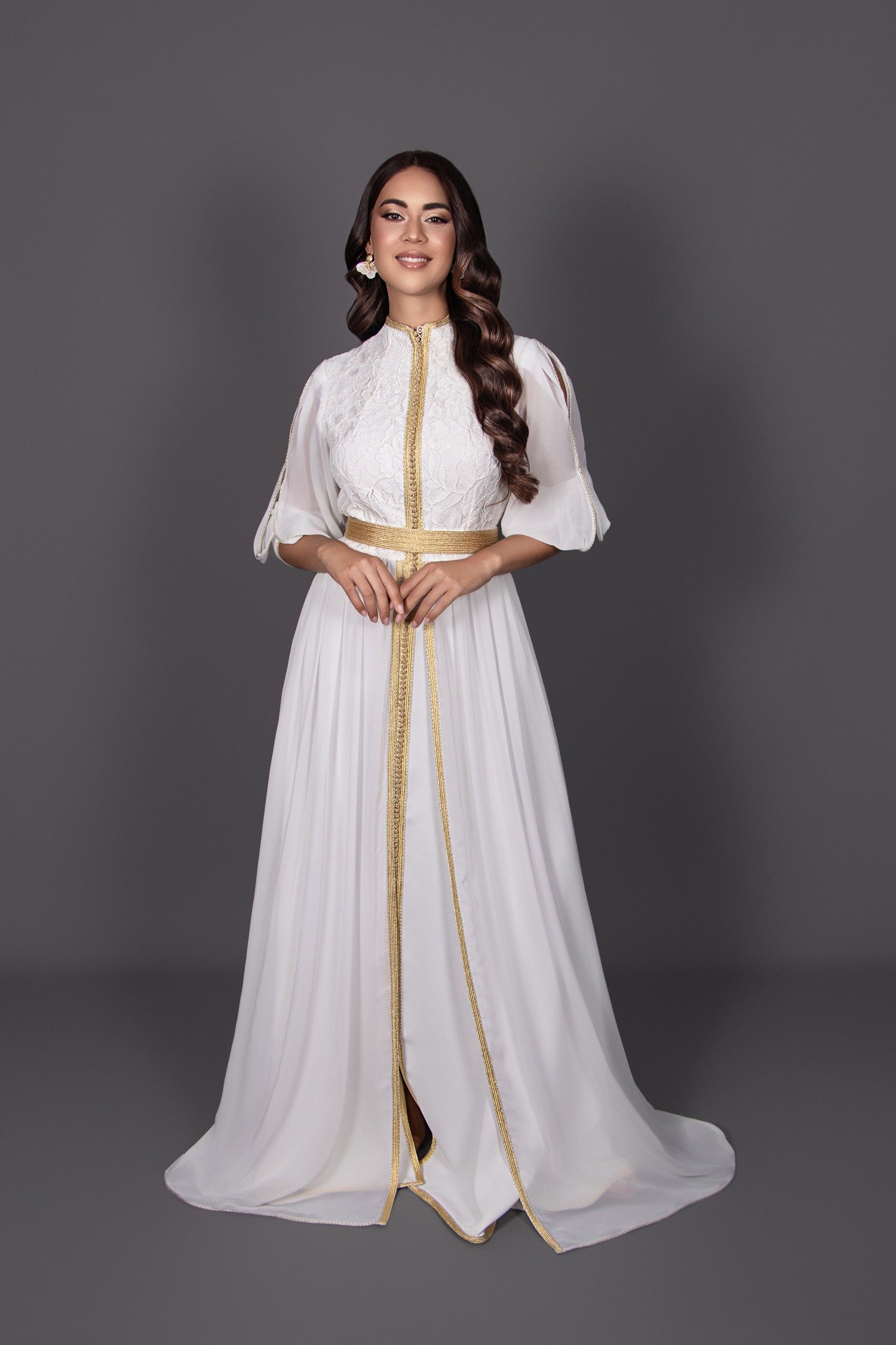 Caftan Blanc & Doré – Élégance et Raffinement Marocain