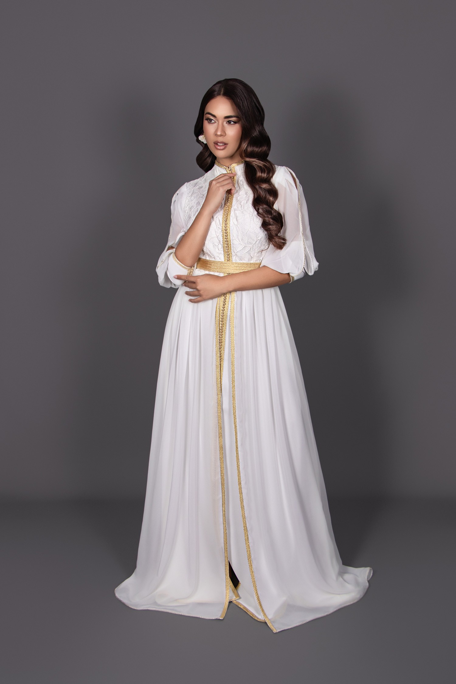Caftan Blanc & Doré – Élégance et Raffinement Marocain