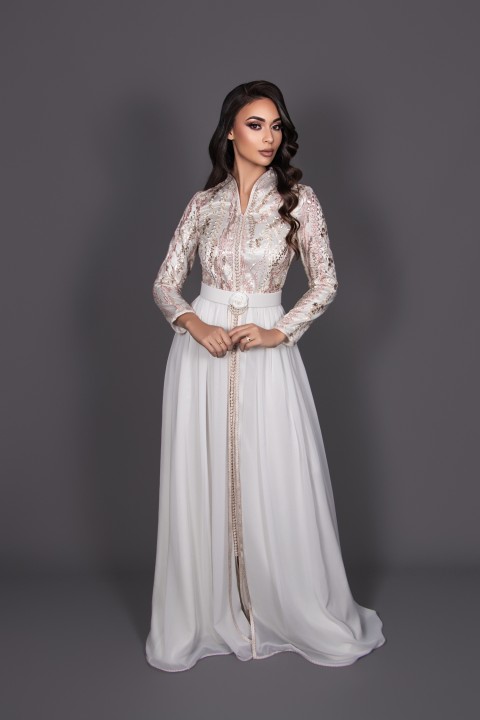 Caftan Nesma Rose - tenue de mariée marocaine col montant rose ivoire