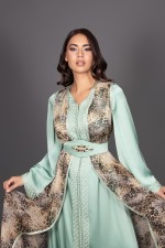 Caftan Lawza soie mousseline vert amande - takchita marocaine mariage livraison Bordeaux