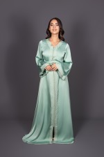 Caftan Louiza, caftan marocain haute couture marocaine fluide vert amande ivoire
