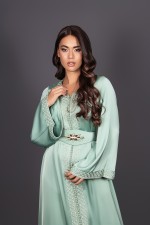 Commander caftan marocain fluide vert amande ivoire - Caftan Louiza
