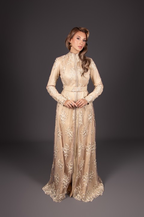 Takchita marocaine col montant coupe ajustée rose beige - Caftan Rimane - vente en ligne Oran
