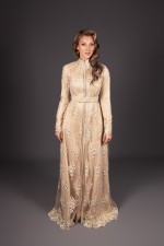 Takchita marocaine moderne col montant coupe ajustée rose beige - Caftan Rimane sur mesure