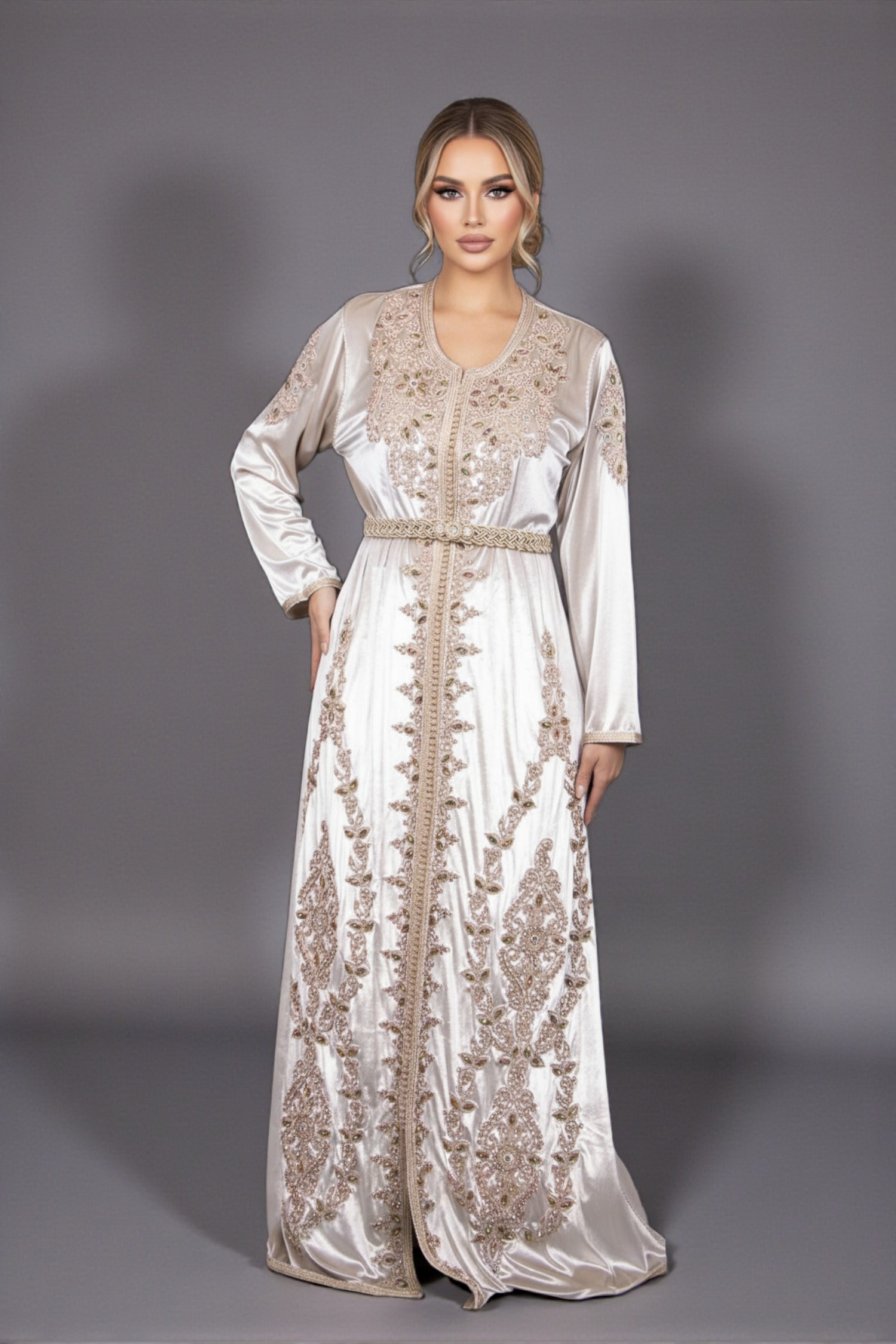 Caftan Sultana en Velours Doré avec Broderies Finement Détailées