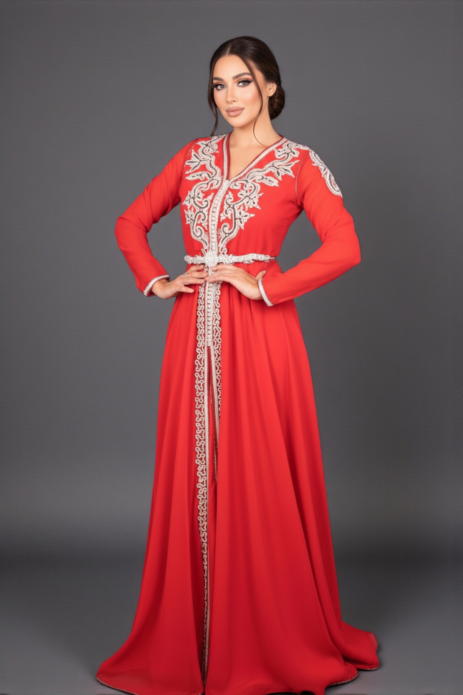 Caftan Rouge Élégant avec Broderies Argentées – Robe de Cérémonie Marocaine