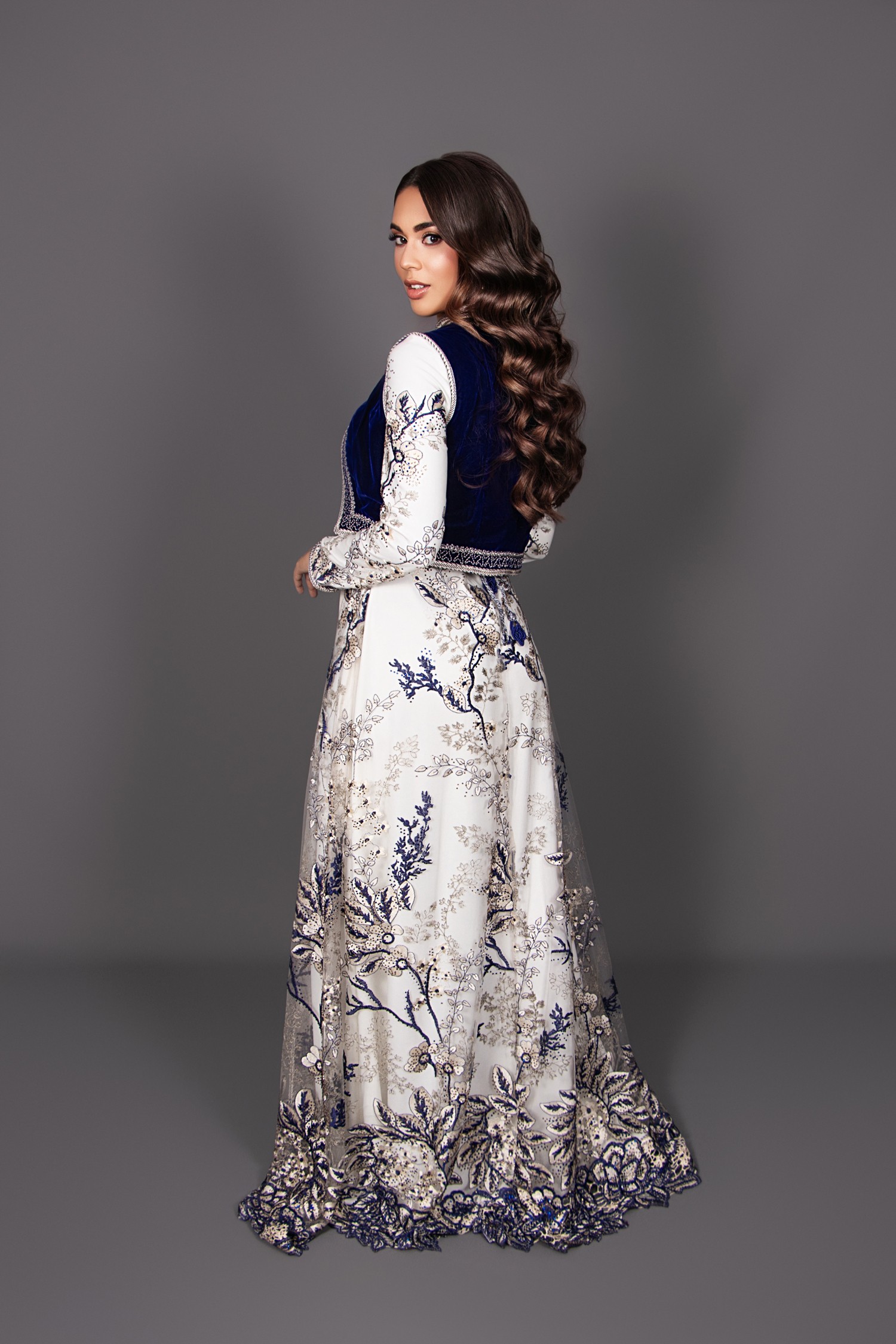 Kaftan Nessima - high neck lace ivory blue