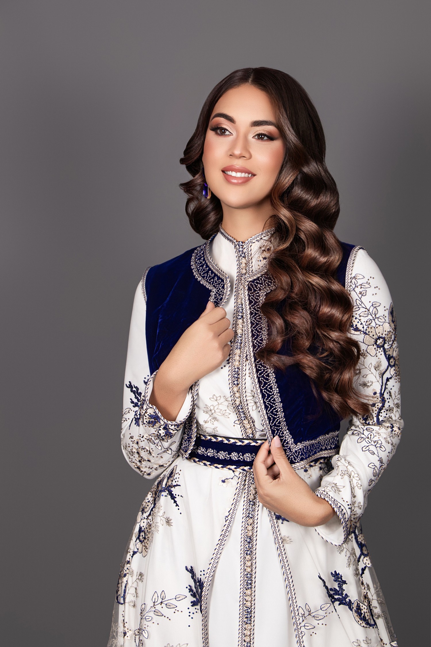 Kaftan Nessima - high neck lace ivory blue