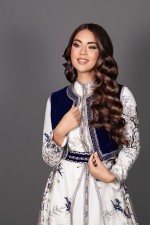Takchita marocaine de cérémonie brodée main col montant dentelle ivoire bleu - Caftan Nessima