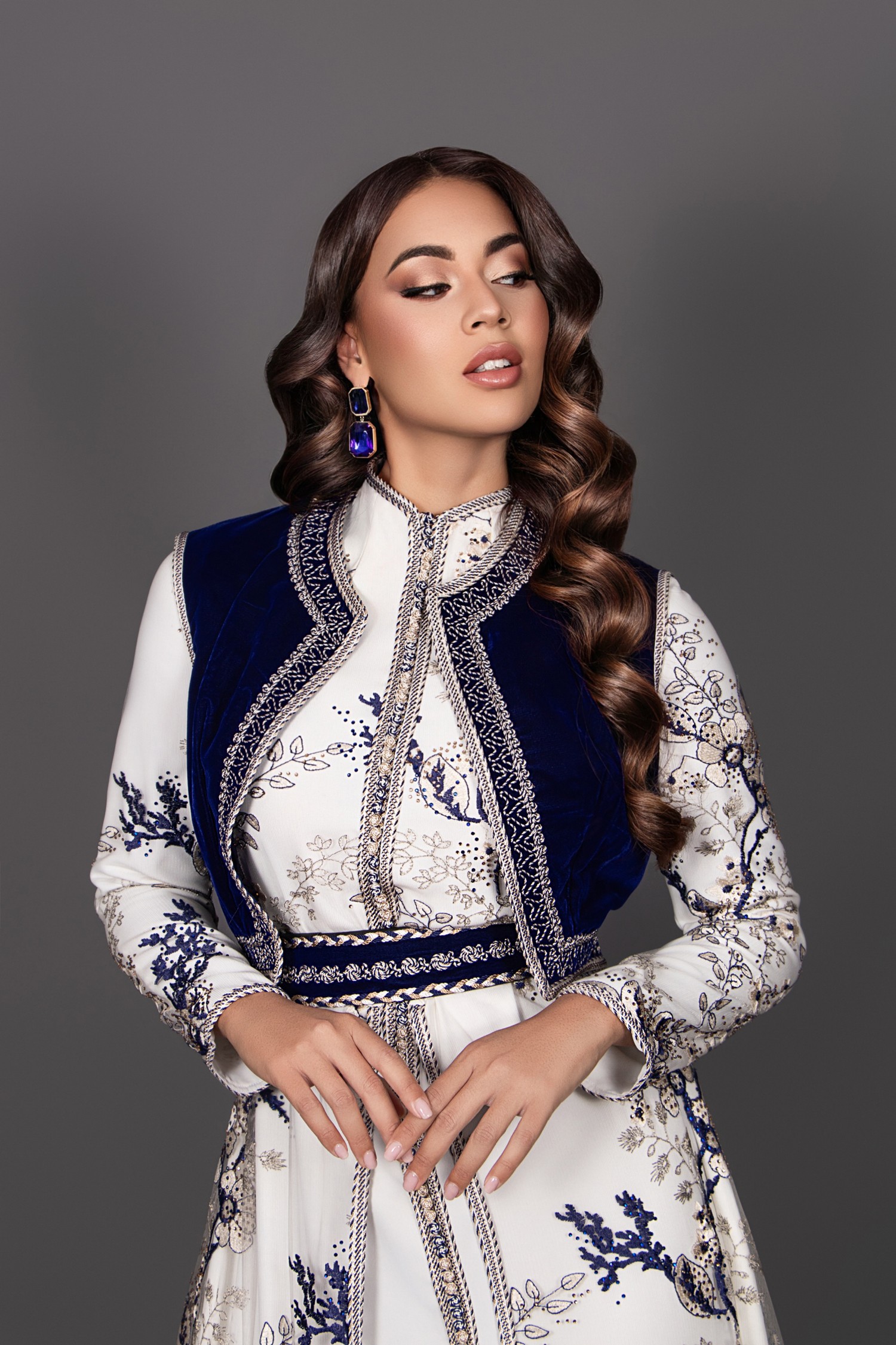 Kaftan Nessima - high neck lace ivory blue