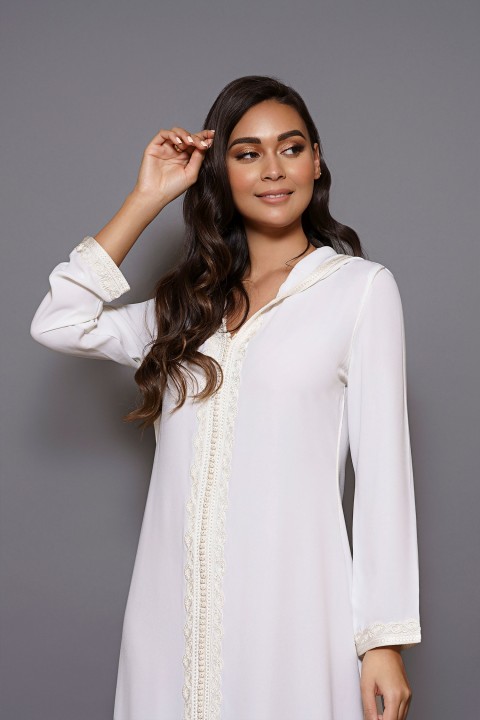 Jellaba Blanco - Prenda elegante en color blanco con capucha y bordado en crudo