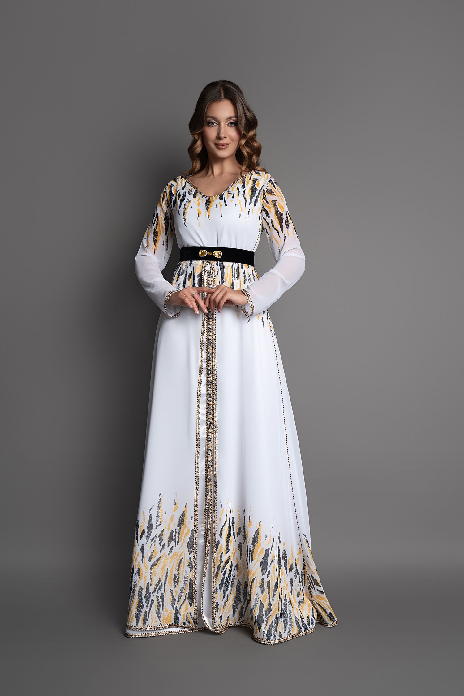 Caftan lumineux à la mode marocaine 2025 tendance fashion show