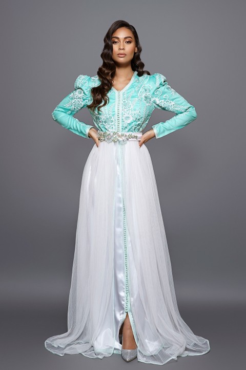 Caftan Maysoun manches bouffantes vert pâle blanc - takchita marocaine de mariée à commander en ligne