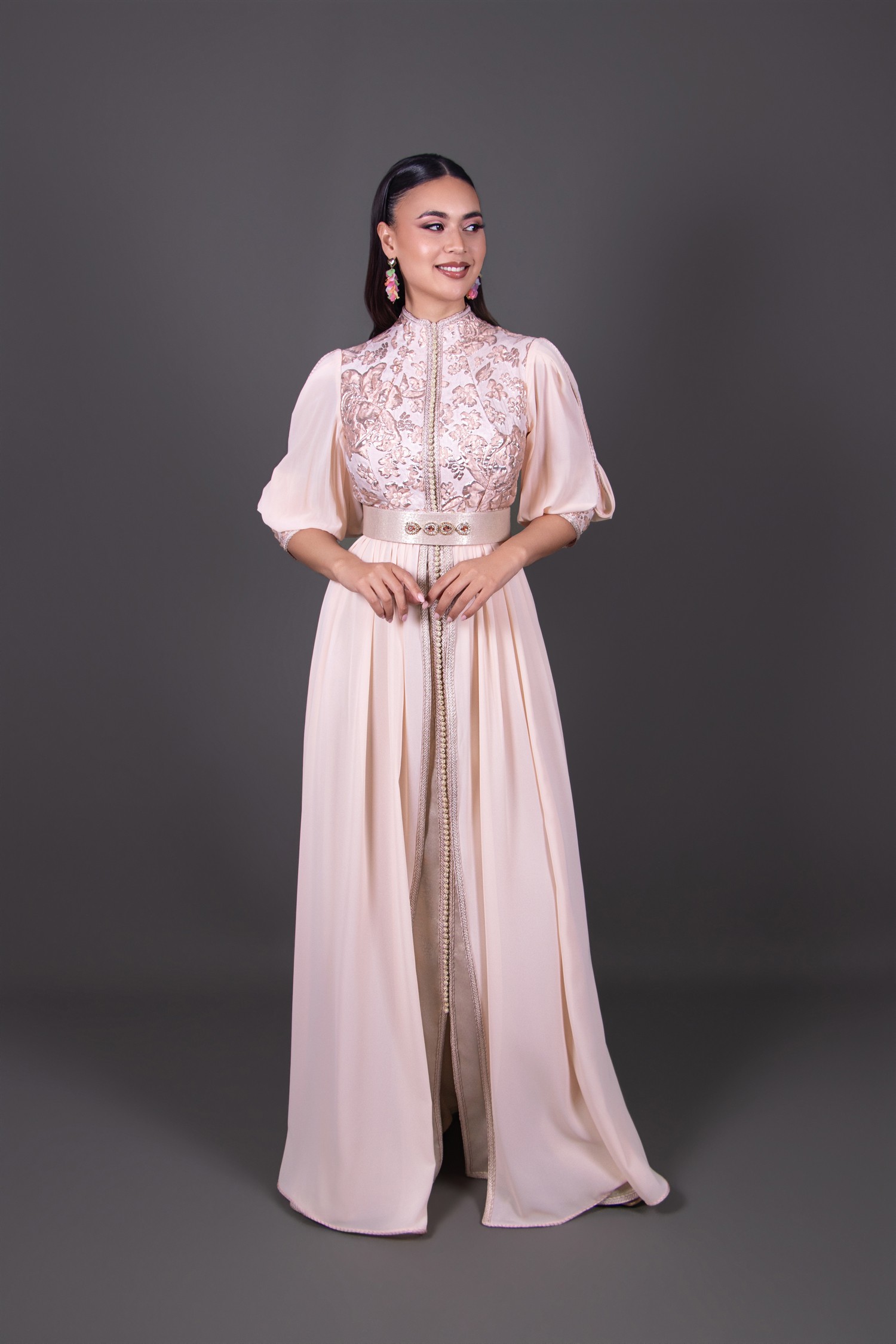 Caftan Blanc & Doré – Élégance et Raffinement Marocain