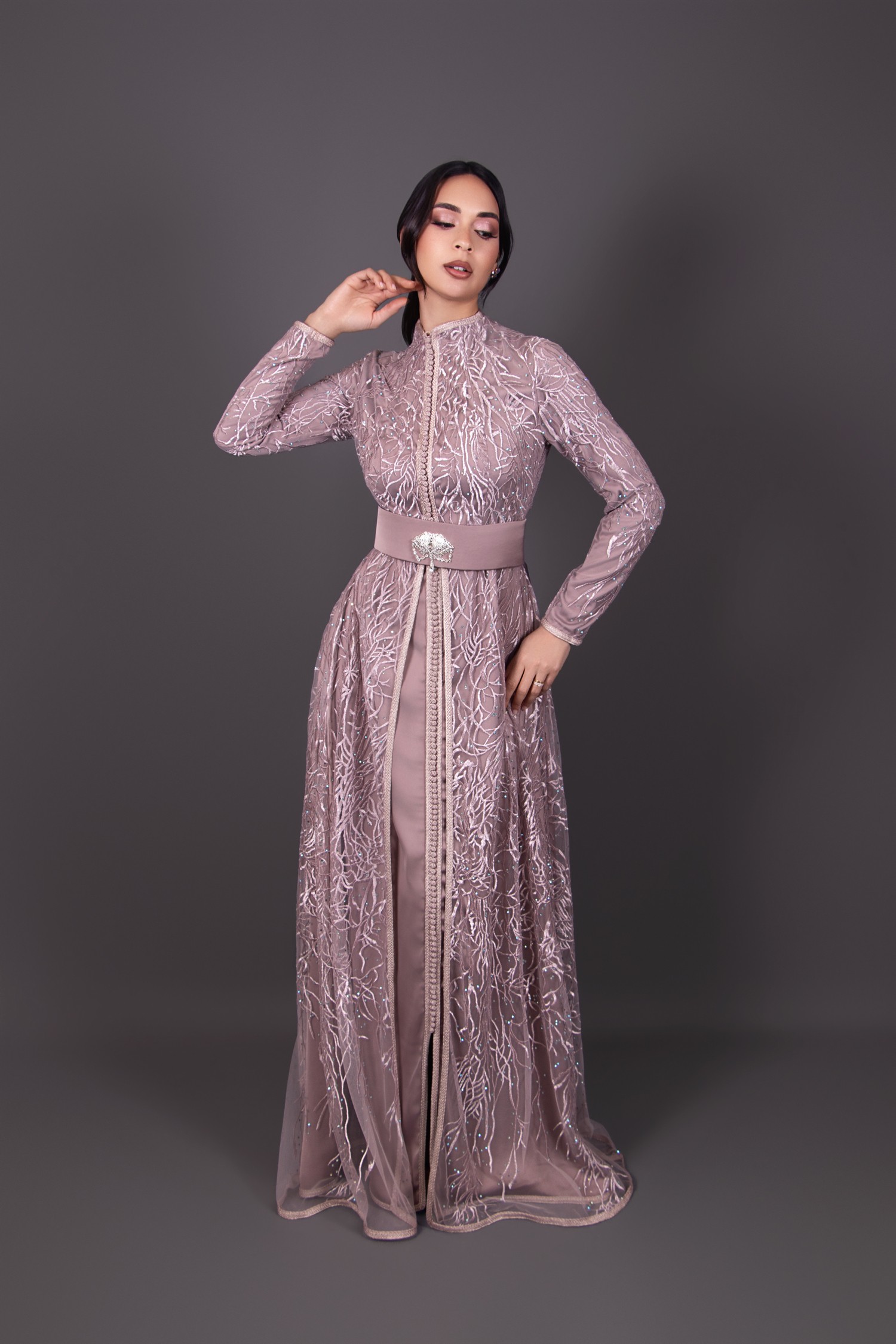 Caftan marocain Rose Brown et argent – Takchita élégante en soie et dentelle