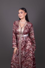Takchita marocaine de cérémonie brodée main dentelle bordeaux doré - Caftan Siwana