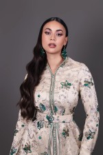 Takchita marocaine de cérémonie brodée main - Caftan col montant beige vert émeraude Zumurruda